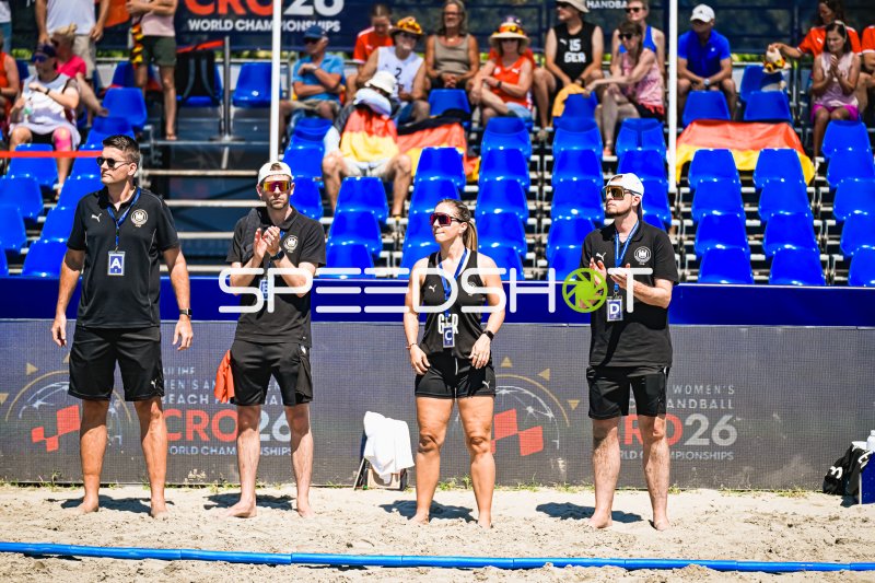Deutsches Beachhandball-Trainerteam verfolgt das Spiel bei der WM in Zagreb