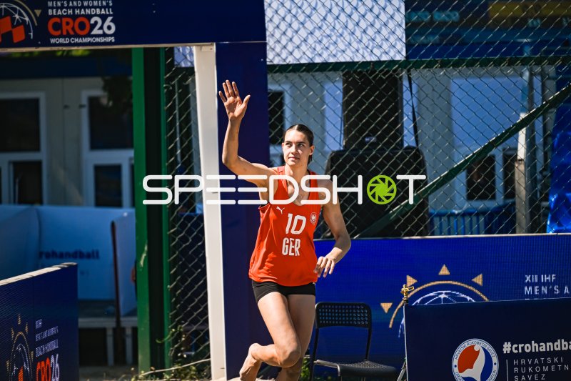 Isabel Kattner (#10; Deutsche Frauen Beachhandball Nationalmannschaft) winkt beim Einlaufen