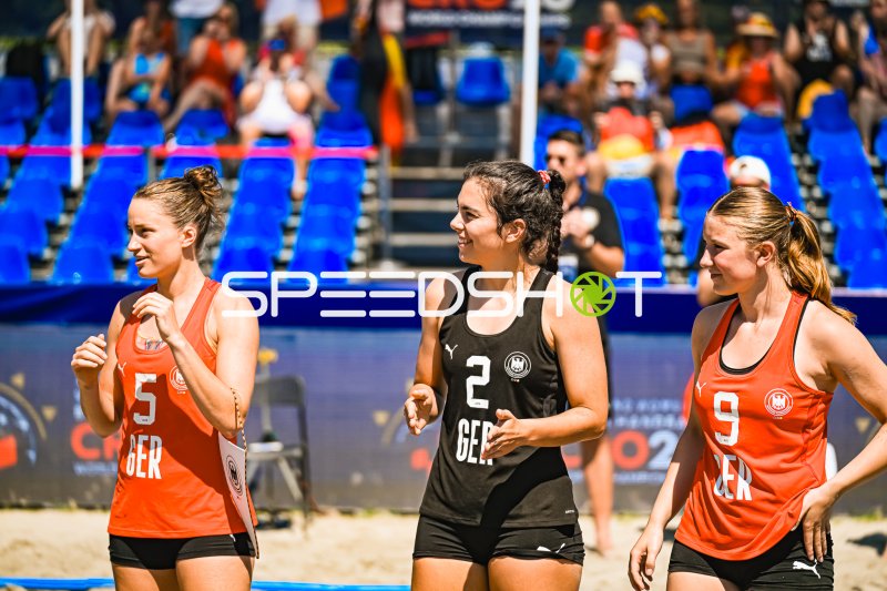 Kirsten Sophie Walter (#5), Joelle Arno (#2) und Emma Pilz (#9) beim Beachhandball