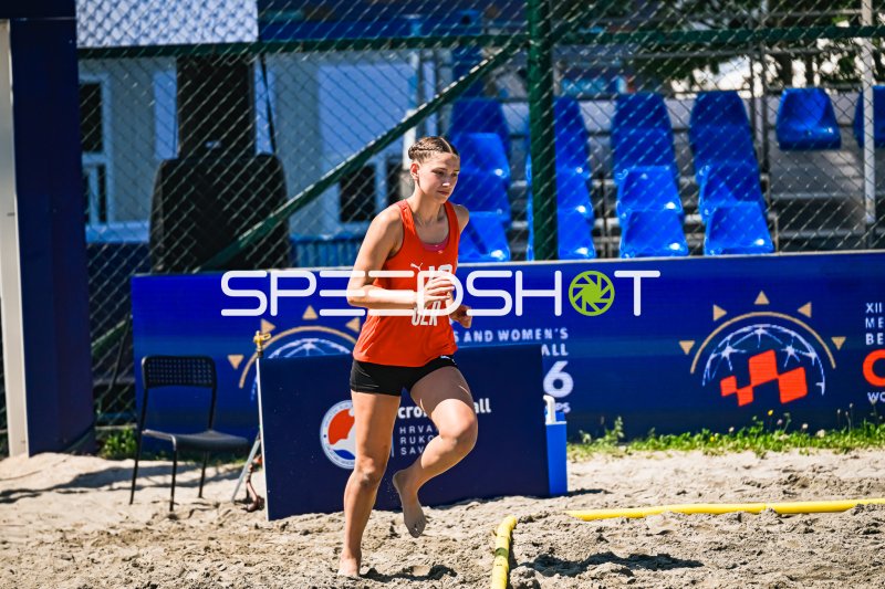 Dilayla Alarslan (#12; Deutsche Frauen Beachhandball Nationalmannschaft) läuft am Jarun See