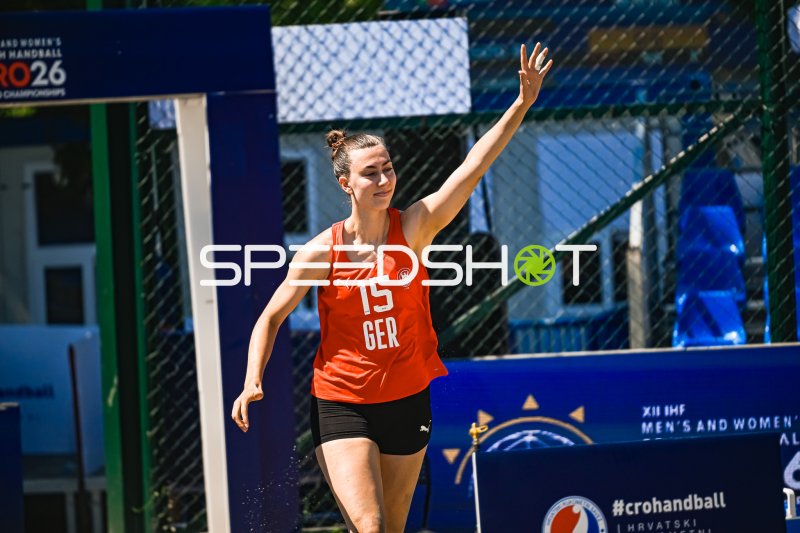 Julia Drachsler (#15; Deutsche Frauen Beachhandball Nationalmannschaft) beim Wurf in Zagreb