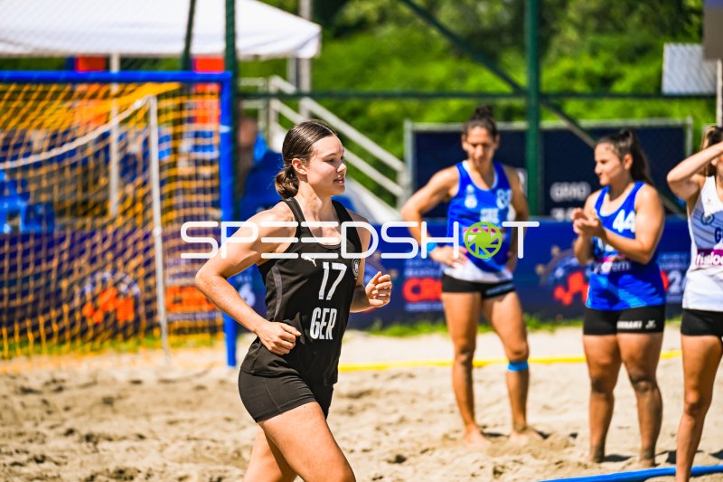 Lena Klingler (#17; Deutsche Frauen Beachhandball Nationalmannschaft) läuft aufs Feld