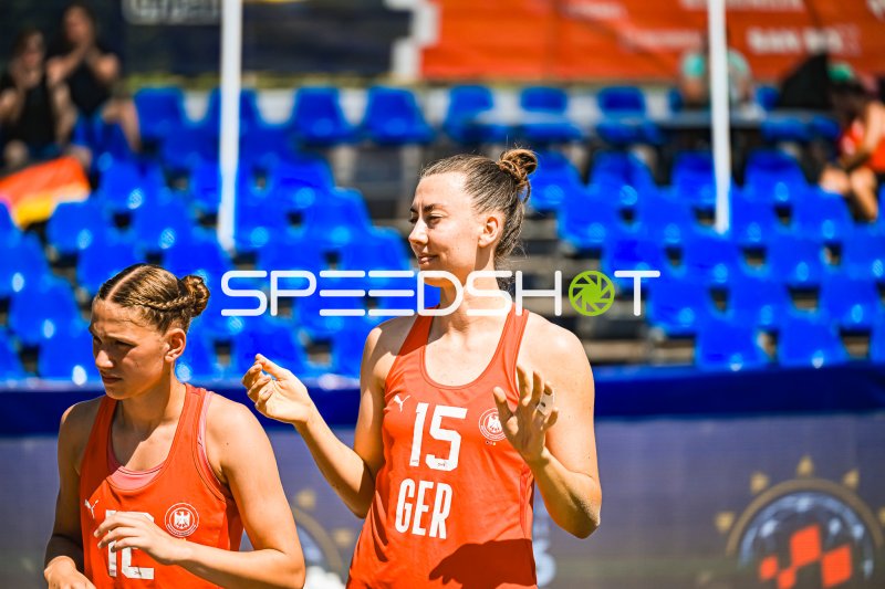 Julia Drachsler (#15; Deutsche Frauen Beachhandball Nationalmannschaft) im Einsatz in Zagreb