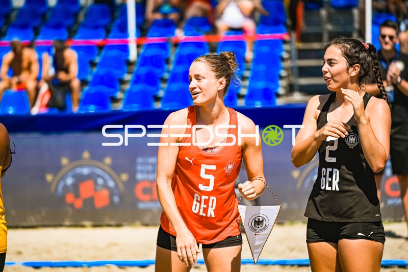 Kirsten Sophie Walter (#5; GER) und Joelle Arno (#2; GER) beim Wimpeltausch in Zagreb