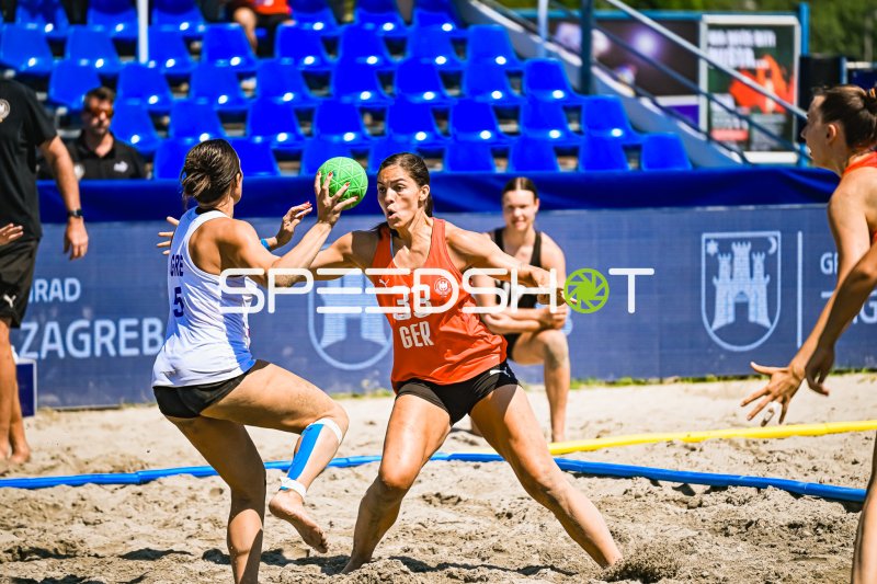 Lucie Marie Kretzschmar (#33; Deutsche Frauen Beachhandball Nationalmannschaft) im Zweikampf in Zagreb