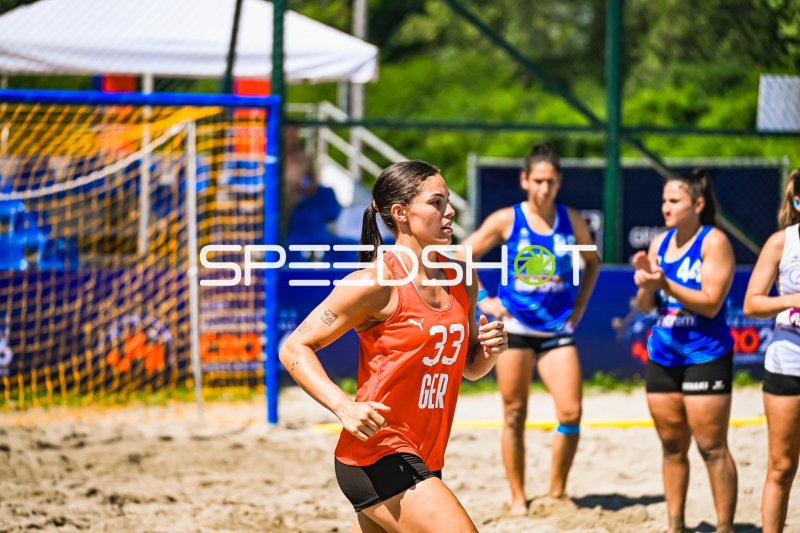 Lucie Marie Kretzschmar (#33; Deutsche Frauen Beachhandball Nationalmannschaft) im Sprint