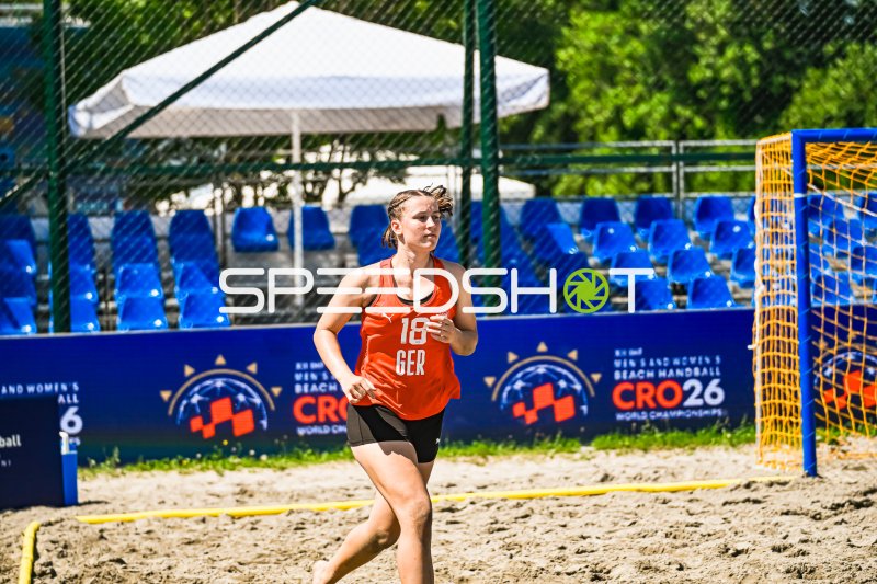 Pauline Borrmann (#18; Deutsche Frauen Beachhandball Nationalmannschaft) läuft über das Spielfeld