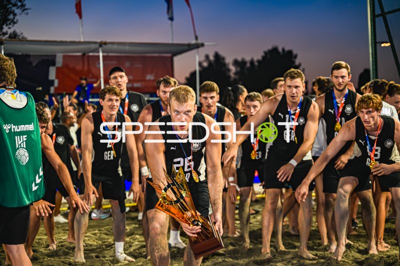 Moritz Ebert (#26; Deutschland) präsentiert den Siegerpokal bei der Siegerehrung