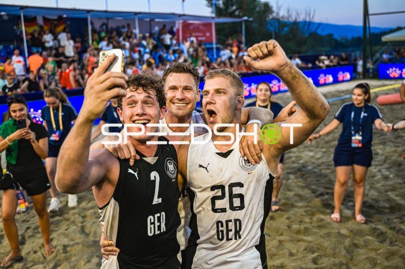 Lennart Wörmann (#2) und Moritz Ebert (#26) feiern Selfie-Jubel für Deutschland