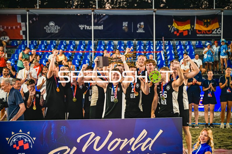Deutschland Beachhandball Nationalmannschaft feiert WM-Titel mit Pokal