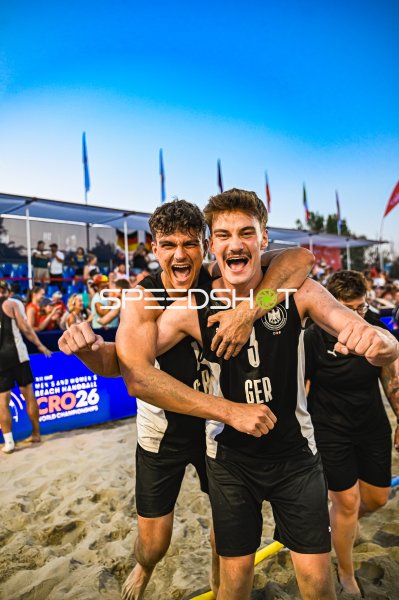 LIEBECK Lennart (#3; Deutschland Beachhandball) jubelt mit Teamkollege