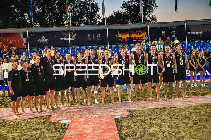 Deutschland Beachhandball Nationalmannschaft bei der Siegerehrung mit WM-Pokal