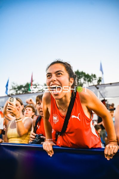 Jubelnde deutsche Fan beim Beachhandball in Zagreb