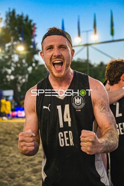 Hendrik Prahst (#14; Deutschland Beachhandball) jubelt ausgelassen in Zagreb