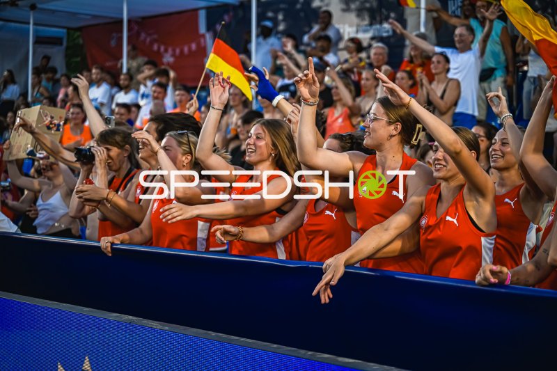 Deutsche Beachhandball-Frauen feiern ausgelassen am Spielfeldrand in Zagreb