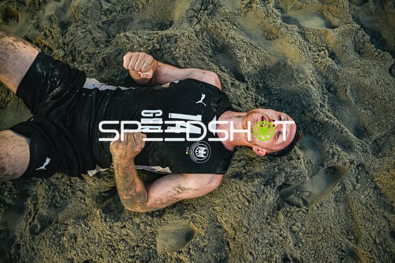 Hendrik Prahst (#14; Deutschland Beachhandball) jubelt im Sand