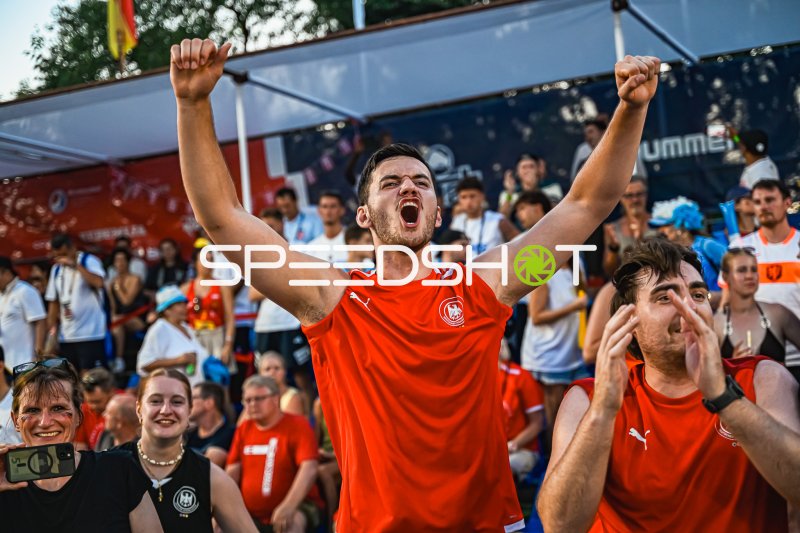 Jubelnde deutsche Beachhandball-Fans beim Event am Jarun See Zagreb