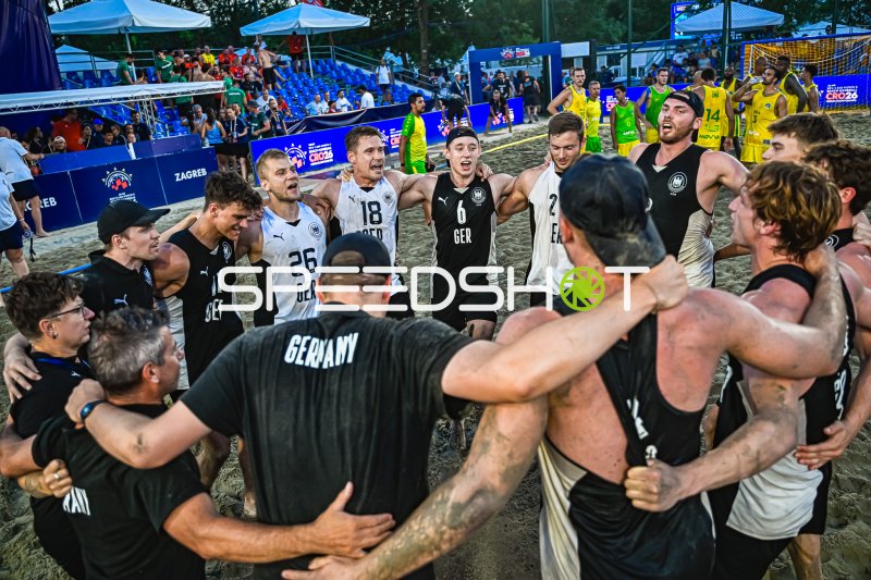 Moritz Ebert (#26) und Lars Zelser (#6) führen Deutschland-Jubel beim Beachhandball