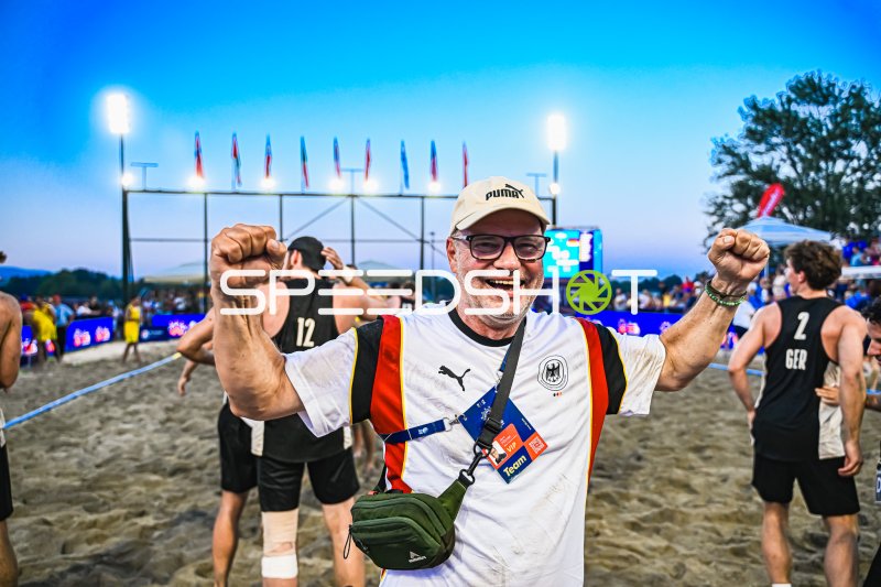 Jubelnder Deutschland-Fan bei Beachhandball-Event in Zagreb