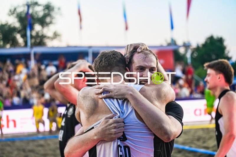 Deutschland Beachhandball Nationalmannschaft feiert jubelnde Umarmung in Zagreb