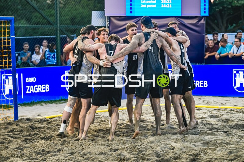 Deutschland Beachhandball Nationalmannschaft jubelt nach Spielende in Zagreb