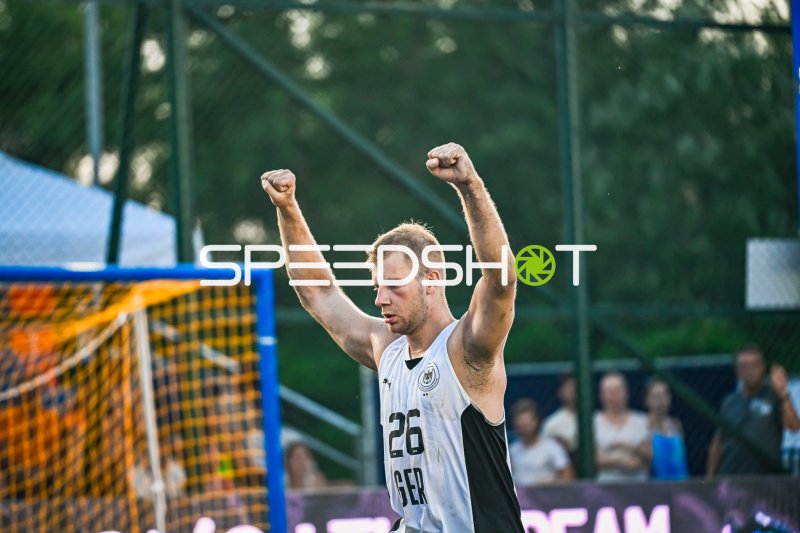 Moritz Ebert (#26; Deutschland Beachhandball) jubelt beim Match in Zagreb