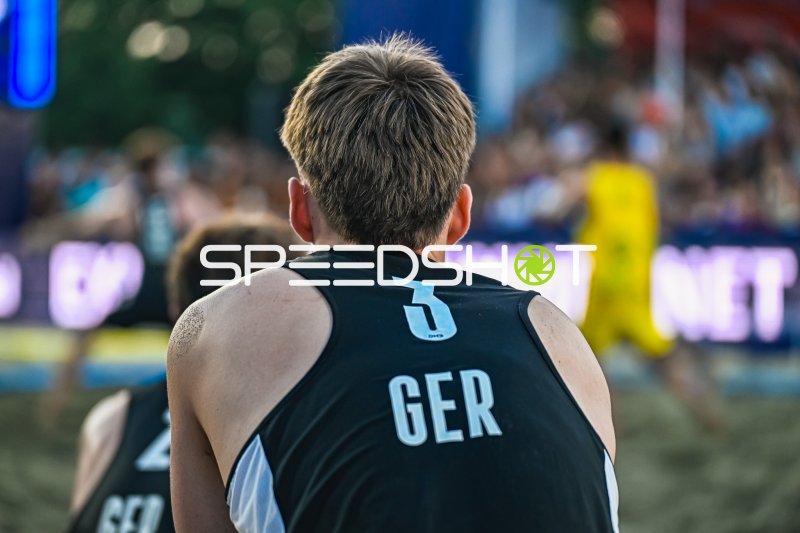 Lennart Liebeck (#3; Deutschland Beachhandball) beobachtet das Spielgeschehen