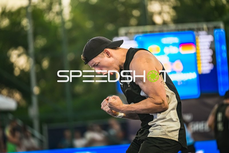 Jubelnder Spieler der deutschen Beachhandball-Nationalmannschaft in Zagreb
