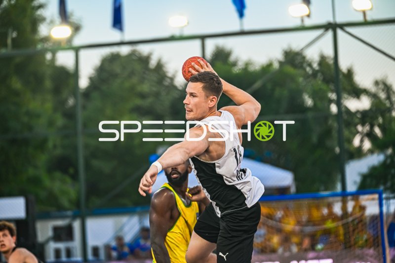 Hendrik Prahst (#14; Deutschland Beachhandball) beim Wurfansatz in Zagreb