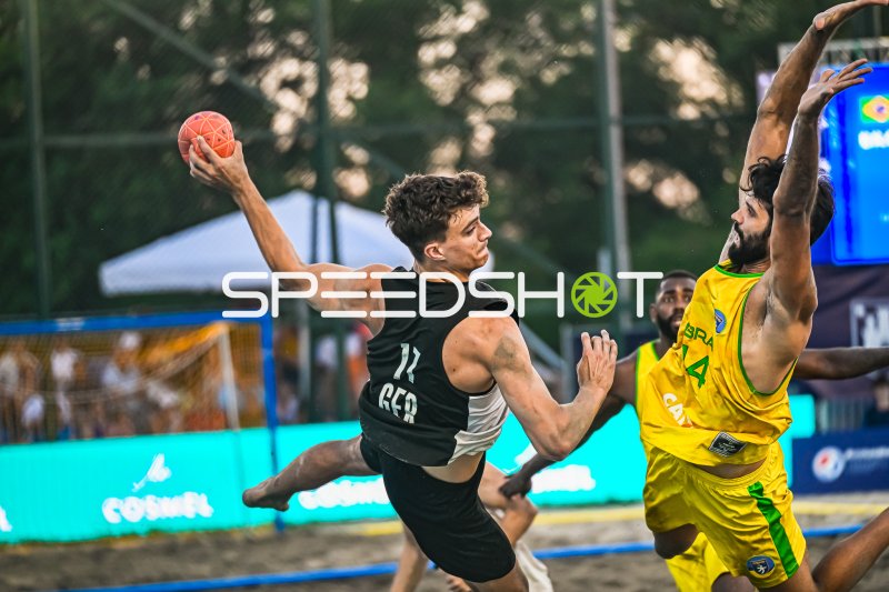 Deutschland Beachhandball (#11; GER) beim Sprungwurf gegen Brasilien
