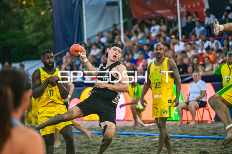 Deutscher Beachhandball-Spieler im Wurfmoment gegen Brasilien in Zagreb