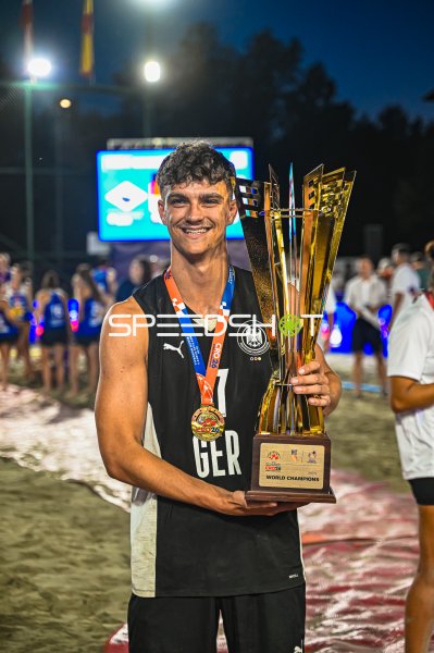 Deutschland Beachhandball – Spieler mit WM-Pokal bei Siegerehrung in Zagreb