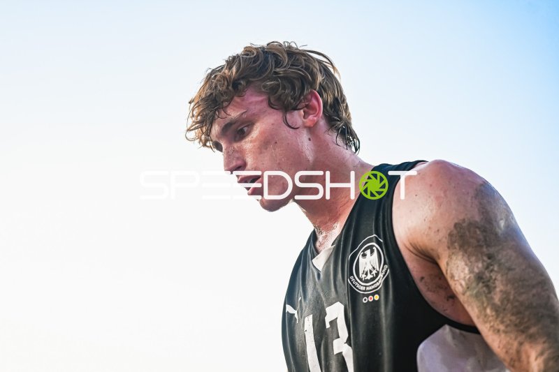 Severin Henrich (#13; Deutschland Beachhandball) erschöpft am Jarun See