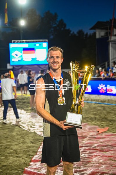 Deutscher Beachhandball-Spieler mit WM-Pokal bei Siegerehrung in Zagreb