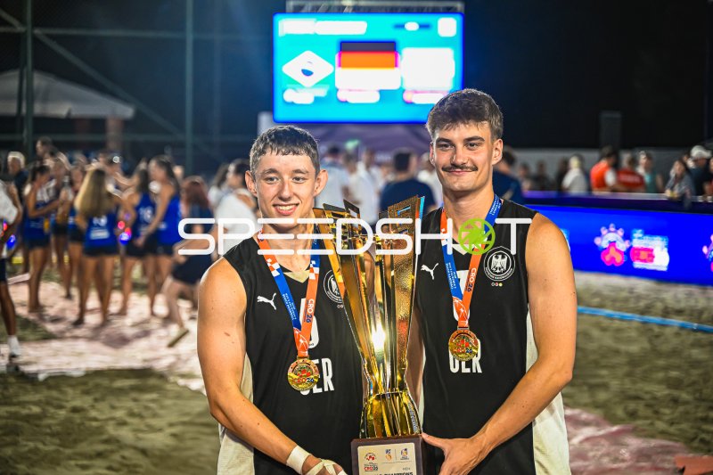 Zwei deutsche Beachhandball-Spieler präsentieren den Meisterschaftspokal in Zagreb