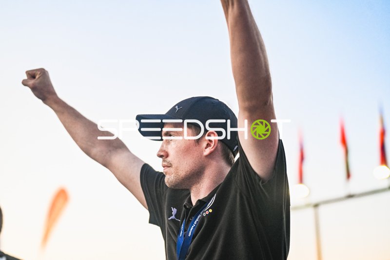 Jubelnder Trainer/Offizieller beim Beachhandball in Zagreb