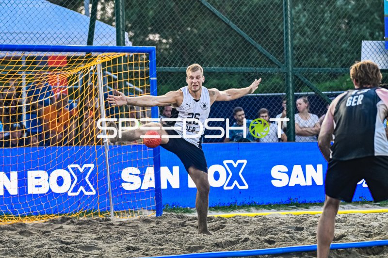 Moritz Ebert (#26; Deutschland Beachhandball) mit Beinparade im Tor