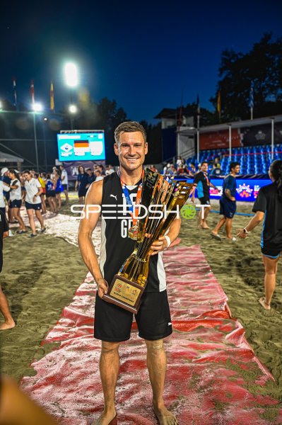 Tim Krauth (#17; Deutschland Beachhandball) mit WM-Pokal in Zagreb