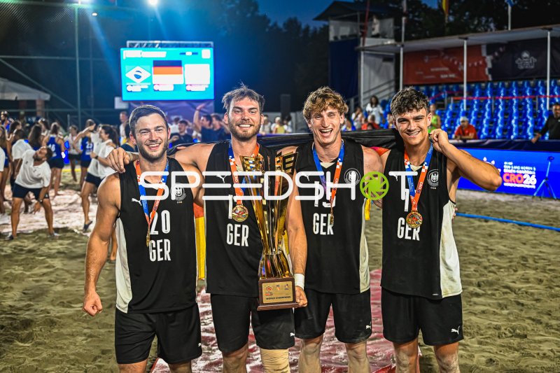 Oliver Middell (#20) und Severin Henrich (#13) feiern WM-Titel mit deutschem Beachhandball-Team