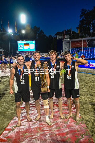 Oliver Middell (#20), Severin Henrich (#13) und Team Deutschland feiern Weltmeistertitel im Beachhandball