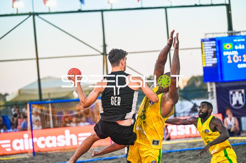 Tim Krauth (#17; Deutschland) im Zweikampf gegen Brasilien