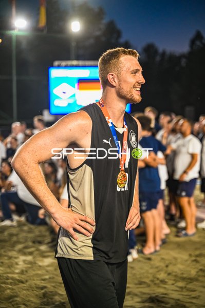 Deutscher Beachhandball-Spieler mit Goldmedaille bei Siegerehrung in Zagreb