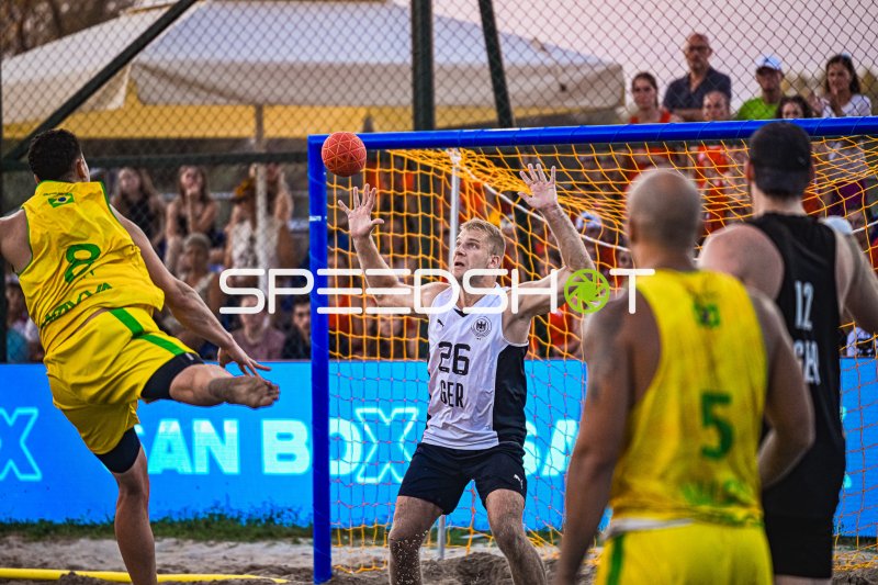 Moritz Ebert (#26; Deutschland) pariert Wurf im Beachhandball