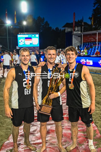 Moritz Ebert (#26; GER) und Teamkollegen feiern Weltmeistertitel mit Pokal