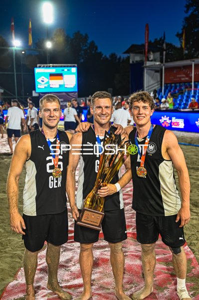 Moritz Ebert (#26; Deutschland) und Teamkollegen mit WM-Pokal in Zagreb