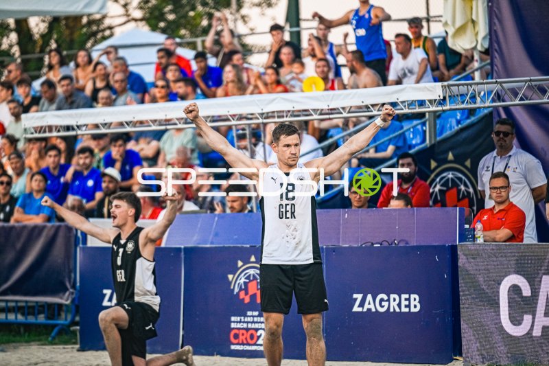 Robin John (#18; Deutschland) jubelt mit Teamkollege beim IHF Beach Handball WM