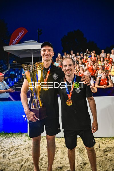 Deutschland Beachhandball Nationalmannschaft feiert mit Pokal und Goldmedaillen in Zagreb