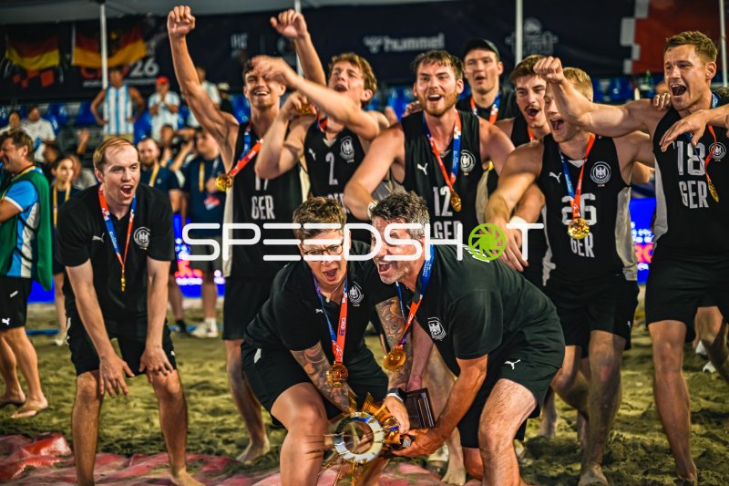 Deutschland Beachhandball Nationalmannschaft jubelt mit WM-Pokal in Zagreb