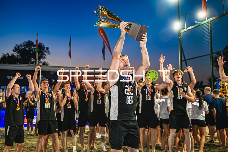 Oliver Middell (#20; Deutschland) reckt den Pokal in den Abendhimmel