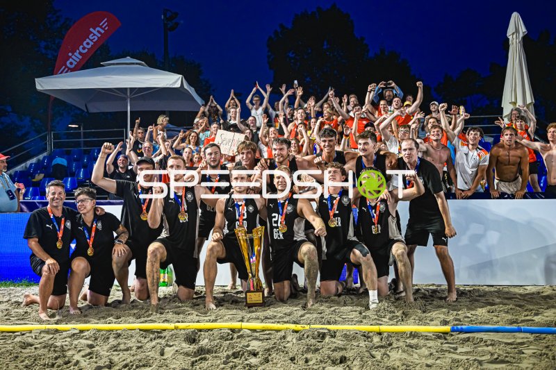 Deutschland Beachhandball Nationalmannschaft feiert Titelgewinn mit Pokal in Zagreb